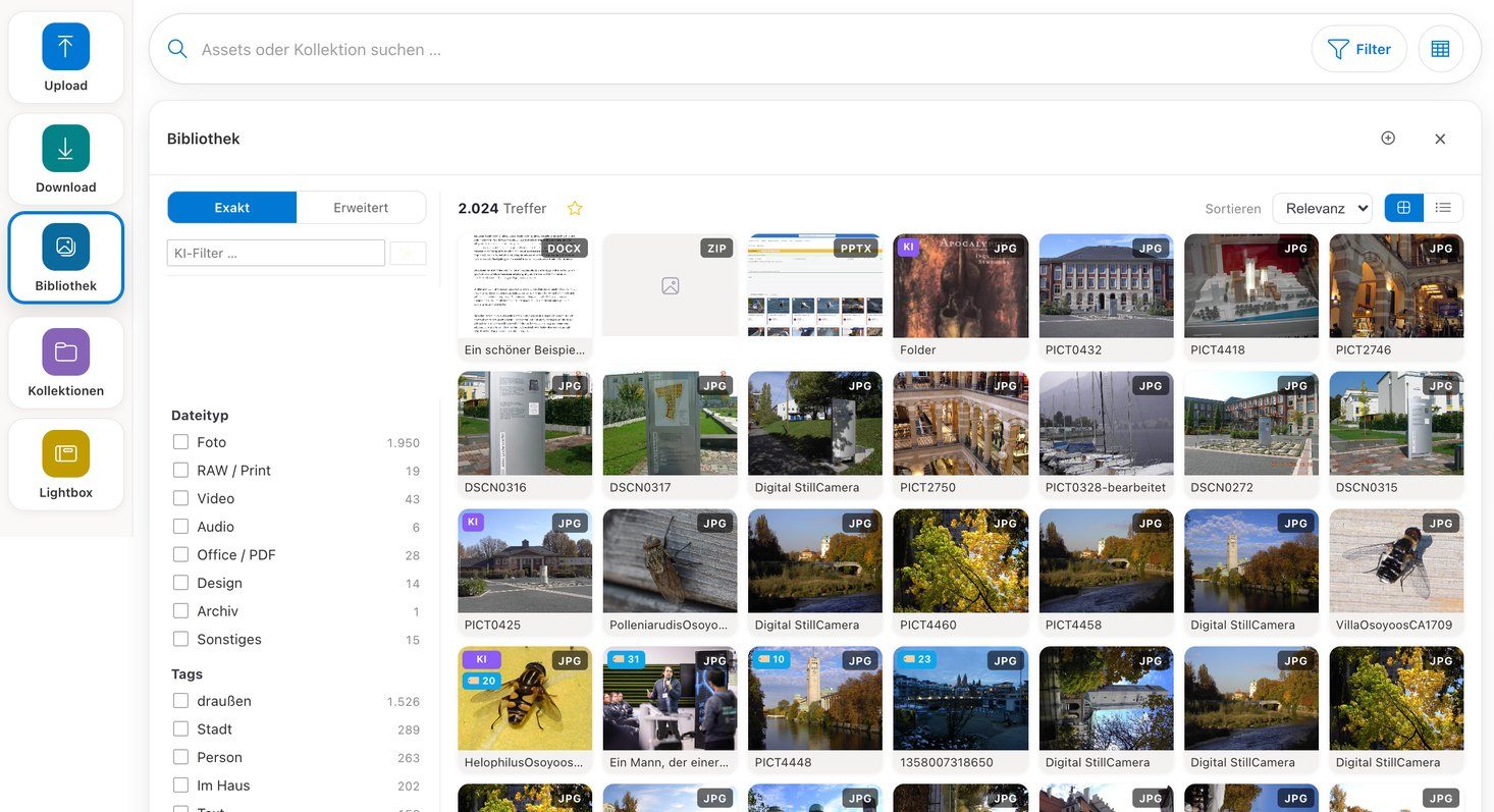 Bibliotheksansicht eines DAM auf SharePoint: links eine Filterleiste nach Dateityp und Schlagworten mit Trefferzahlen, rechts ein Raster aus Vorschaubildern.